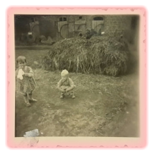 Foto von 1957. Auch einen Großen Mistberg gab es dann auf dem noch gemeinsamen Hof. Monika Langer und Udo 